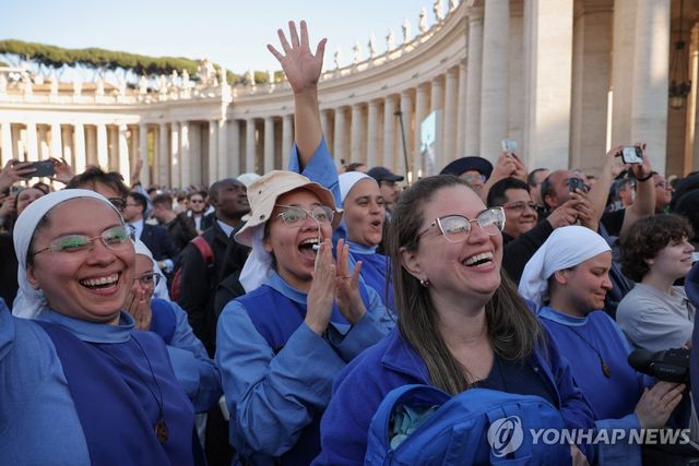 새 교황 탄생을 기뻐하는 군중