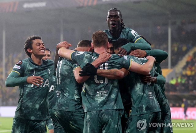 기뻐하는 토트넘 선수들