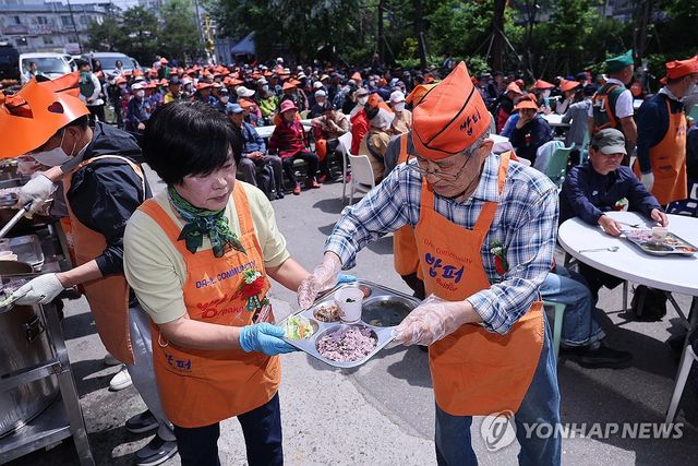 '어르신들께 따듯한 밥 한끼를'