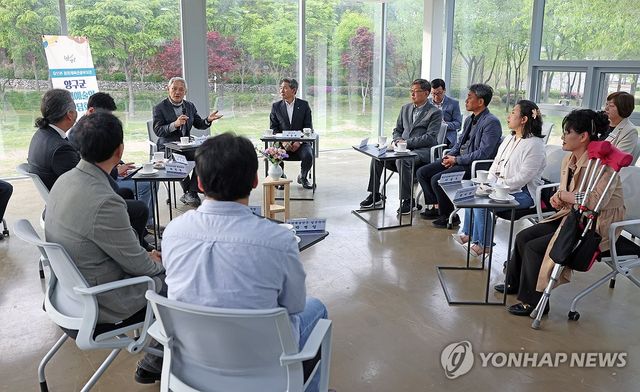 지역 예술인들 만난 유인촌 장관