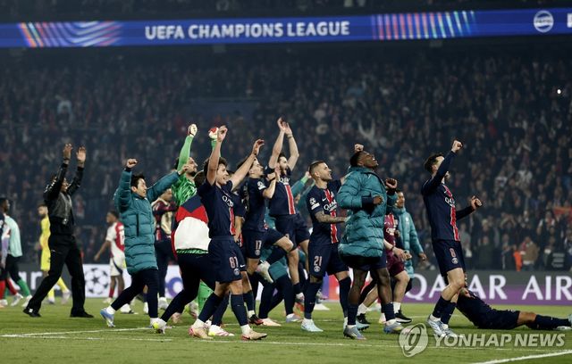 결승 진출이 확정된 후 환호하는 PSG 선수단.