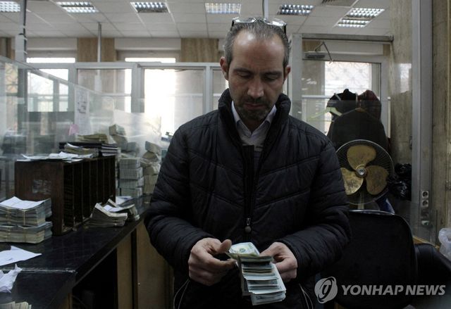 시리아 수도 다마스쿠스의 은행에서 직원이 지폐를 세고 있다. 