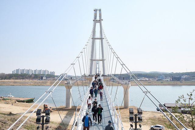 여주 남한강 출렁다리 개통