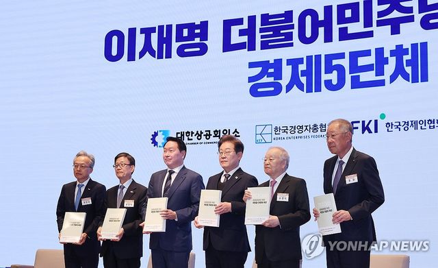 참석자들과 기념사진 찍는 이재명 대선 후보