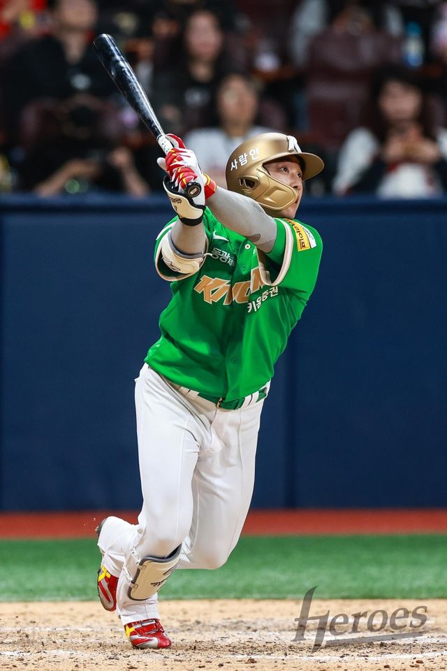 타구를 눈으로 좇는 김태진