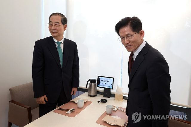 '단일화 회동'하는 김문수 후보와 한덕수 예비후보