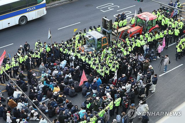 도심 진출한 전농 트랙터, 경찰과 대치