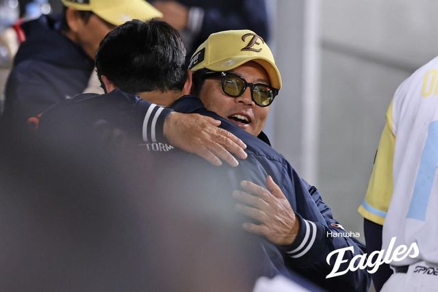 문동주 안아주는 양상문 투수 코치(오른쪽)