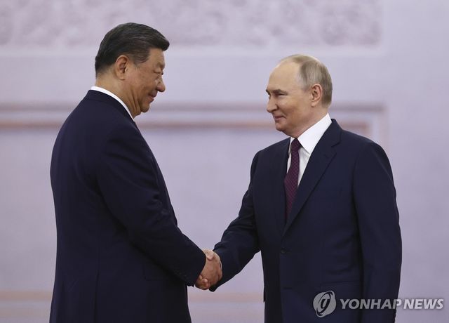 8일 모스크바에서 만난 시진핑 중국 국가주석과 블라디미르 푸틴 러시아 대통령