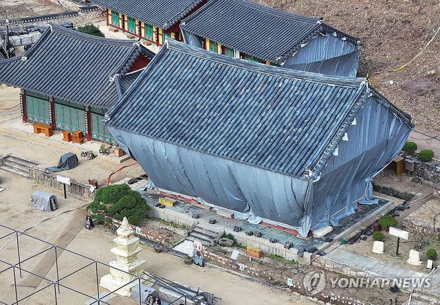 '아직 잔불 남았다'…여전히 방염포 두른 대전사