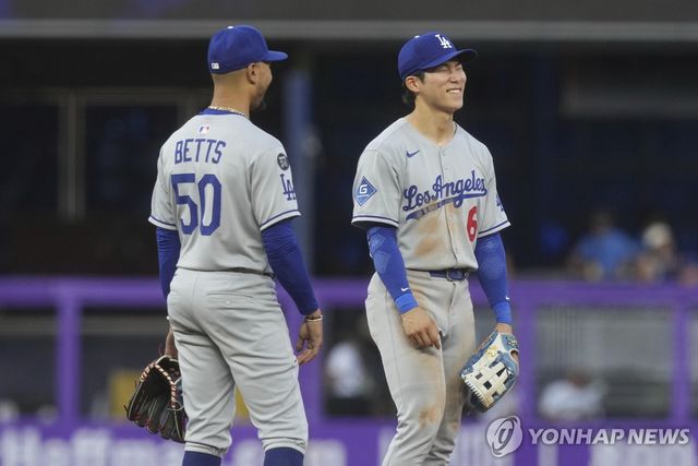 베츠와 대화하는 김혜성