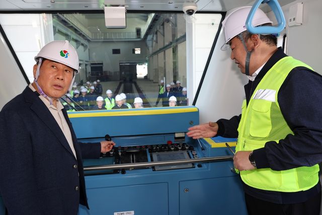 양산도시철도 둘러보는 나동연 양산시장