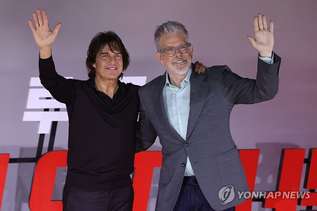 손인사하는 톰 크루즈-크리스토퍼 맥쿼리 감독