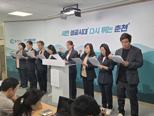 지난 7일 열린 민주당 소속 춘천시의회 의원 기자회견