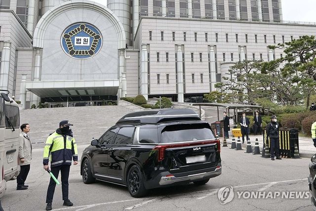 법원 들어선 윤 전 대통령 차량