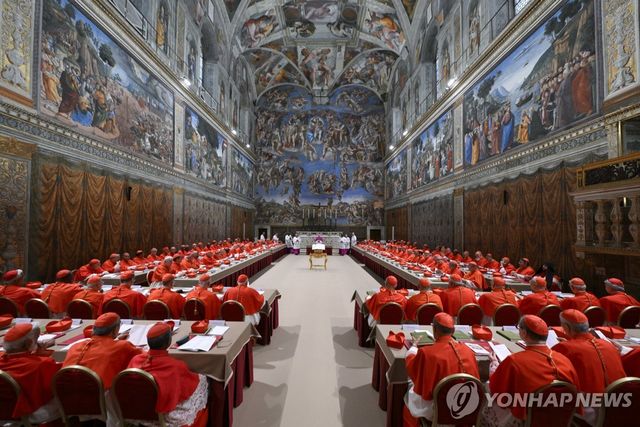 바티칸 시스티나 성당에 모인 추기경들