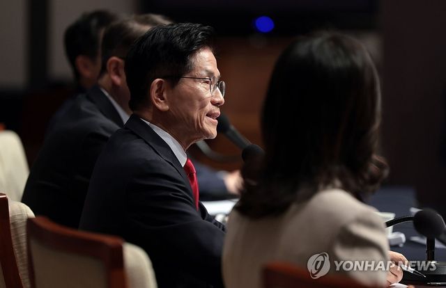 질문에 답하는 김문수 대선 후보