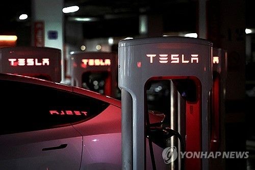 충전 중인 테슬라 전기차 