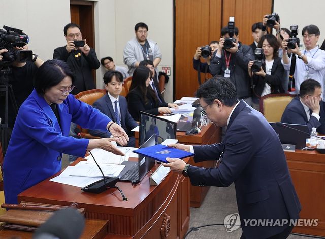 선서문 제출하는 유영상 SK텔레콤 대표이사