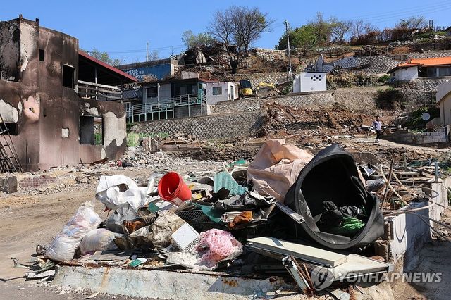 영덕 노물리에 쌓인 폐기물