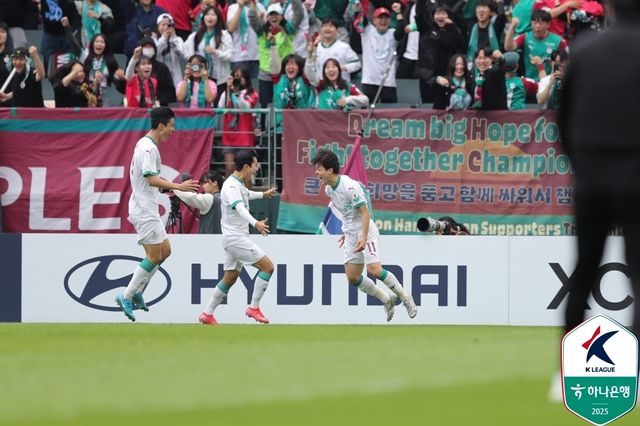 골세리머니를 펼치는 대전하나시티즌 선수들