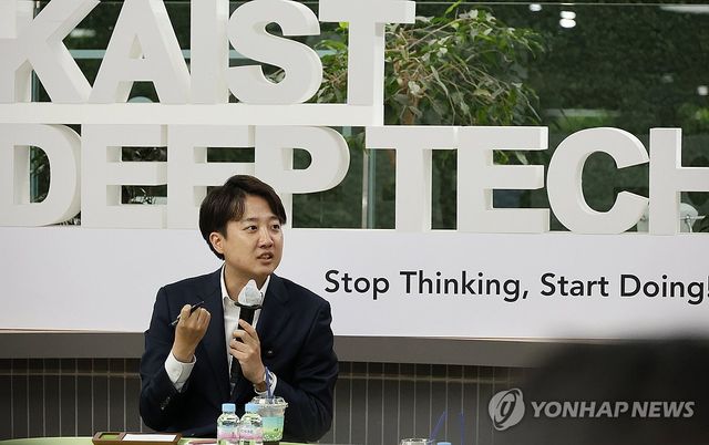 학생 의견 청취하는 이준석 대선후보