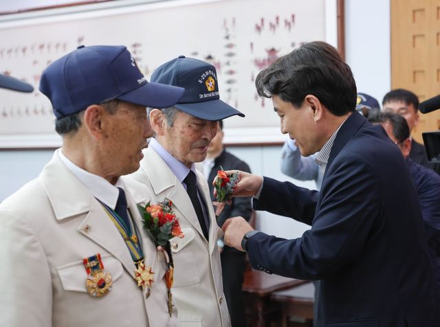 국가유공자 예우하는 김진태 도지사