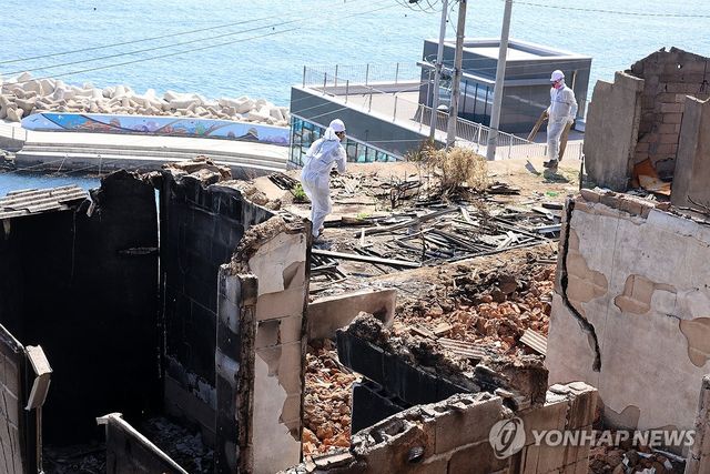 폐기물 치우는 작업자