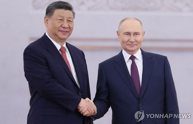 8일(현지시간) 크렘린궁에서 만난 블라디미르 푸틴 러시아 대통령과 시진핑 중국 국가주석