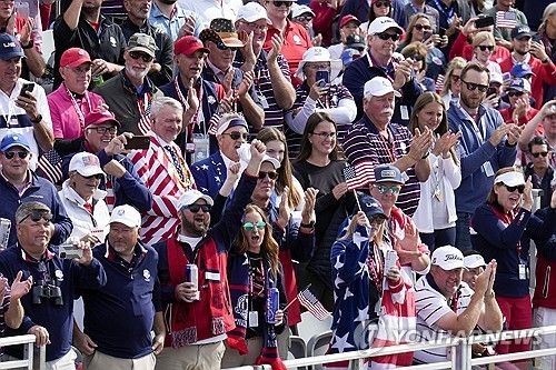 라이더컵에서 응원하는 골프팬.