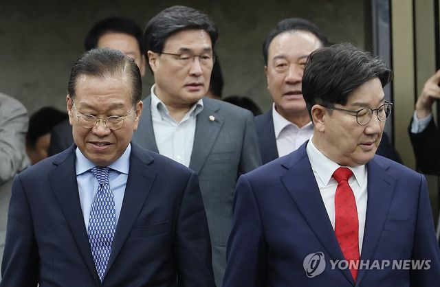 의총 참석하는 권영세-권성동