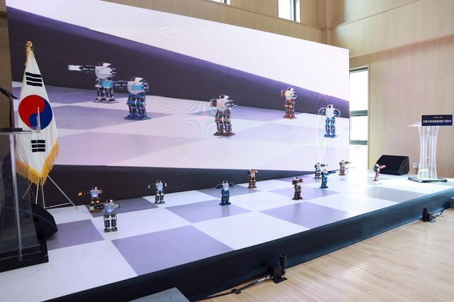 7일 구로창의문화예술센터 개관식에서 시연된 로봇 댄스 공연 