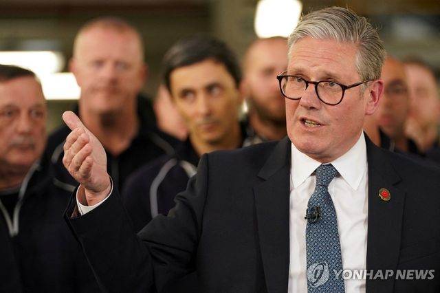 연설하는 스타머 총리