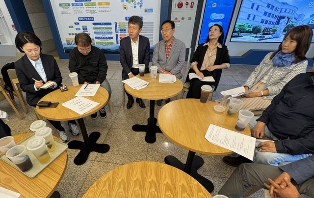 경남도의회에서 간담회하는 경남광장대선시민연대