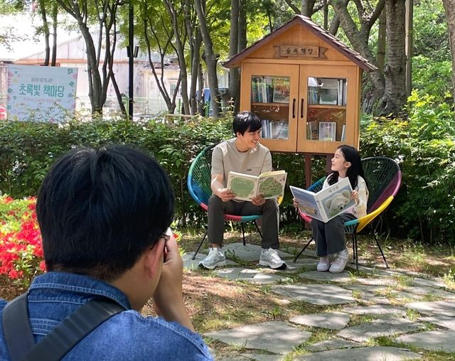 텐트·캠핑의자에 서가까지…'특별한 독서공간'