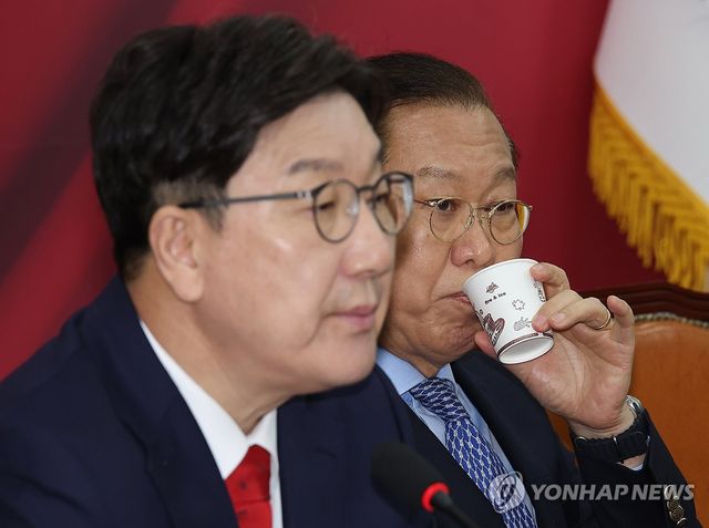 물 마시는 권영세 비상대책위원장