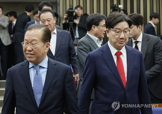 의총 참석하는 권영세-권성동