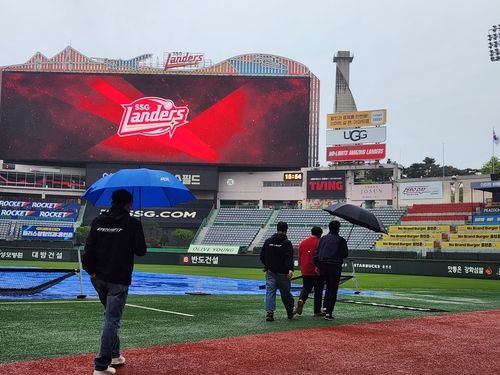 경기장을 점검하는 김시진 경기 운영위원