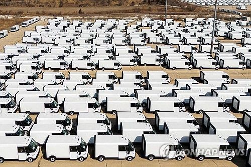 캐나다 온타리오주 GM 공장 인근에 세워진 트럭들 