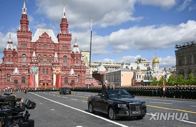 러시아 전승절 80주년 열병식에 앞서 군인들 맞이하는 안드레이 벨로우소프 러시아 국방장관