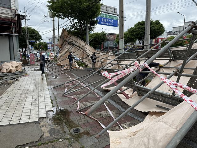 비바람에 무너진 가림막