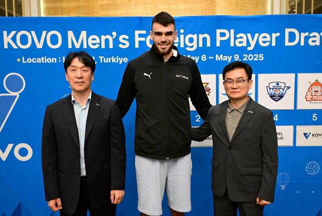 신영철 감독(왼쪽)과 함께 선 디미트로프(중앙)