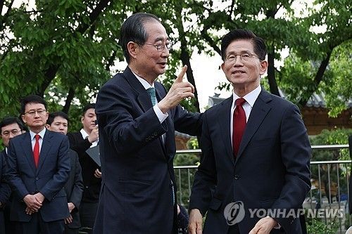 회동 마치고 인사하는 김문수-한덕수 