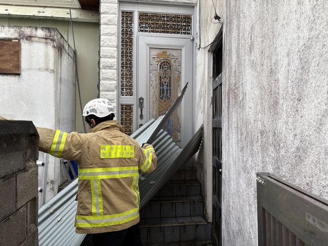 강풍에 떨어진 공사자재