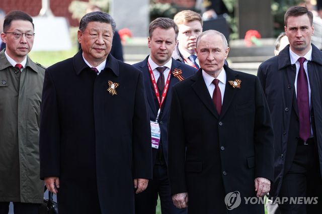 전승절 행사 나란히 참석한 블라디미르 푸틴 러시아 대통령과 시진핑 중국 국가주석