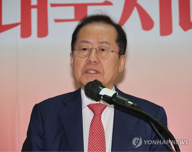 정계 은퇴 선언 기자회견하는 홍준표