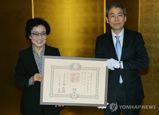 신윤찬 명예회장 '욱일쌍광장' 수여