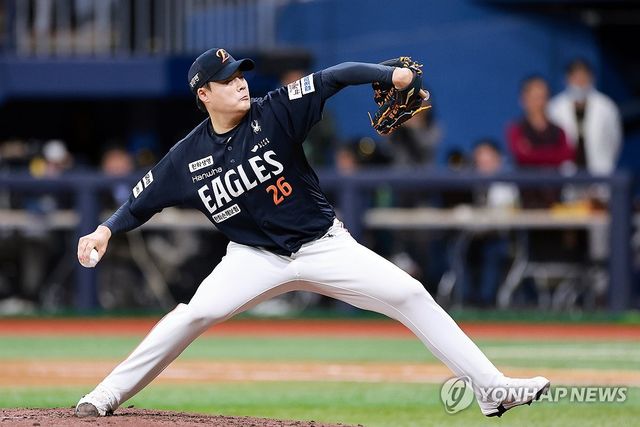 8회말 한승혁 역투