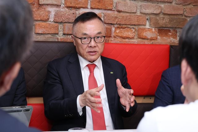 체코 현지에서 기자간담회 중인 황주호 한국수력원자력 사장