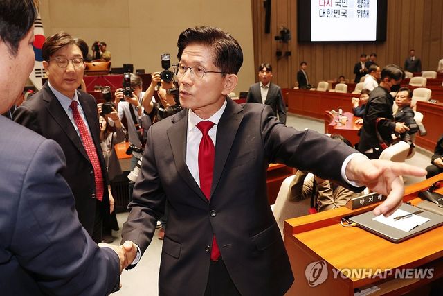 의총장에서 나가는 김문수 후보